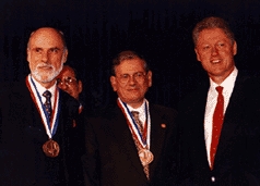 Vinton Cerf, Bob Kahn és Bill Clinton elnök